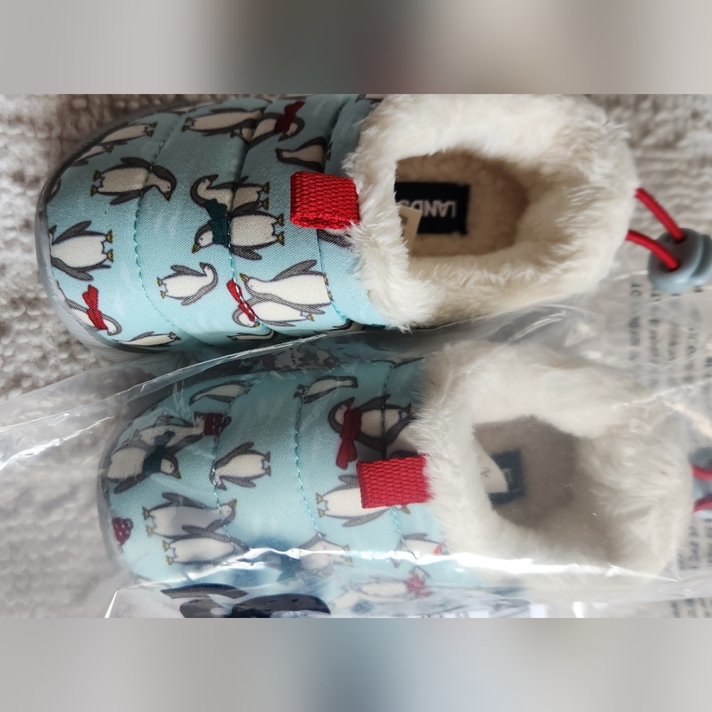 Cozy toddler holiday slippers NWT. Size 7toddler